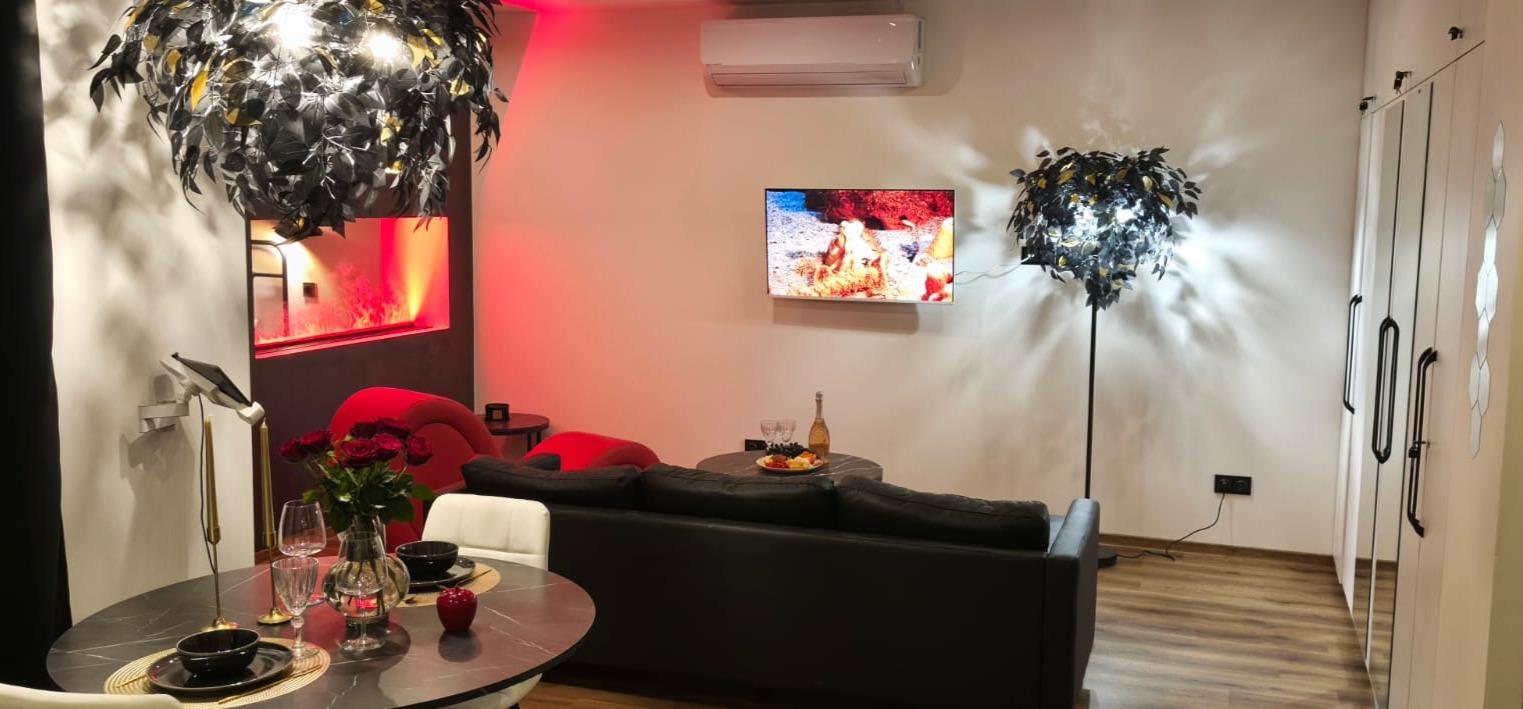 Galerii - Red Room puhkemaja vaade elutoale