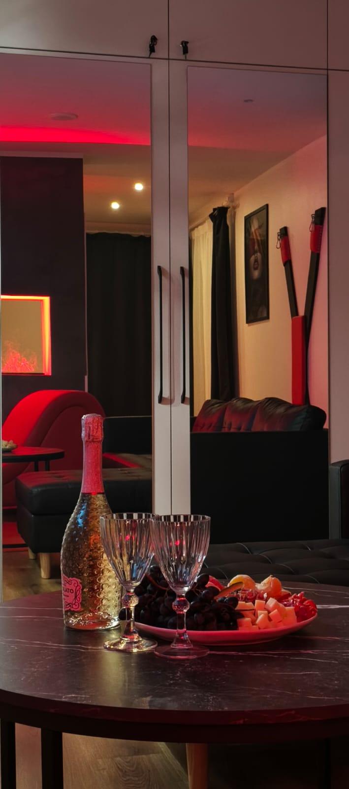 Galerii - Red Room - mirror view