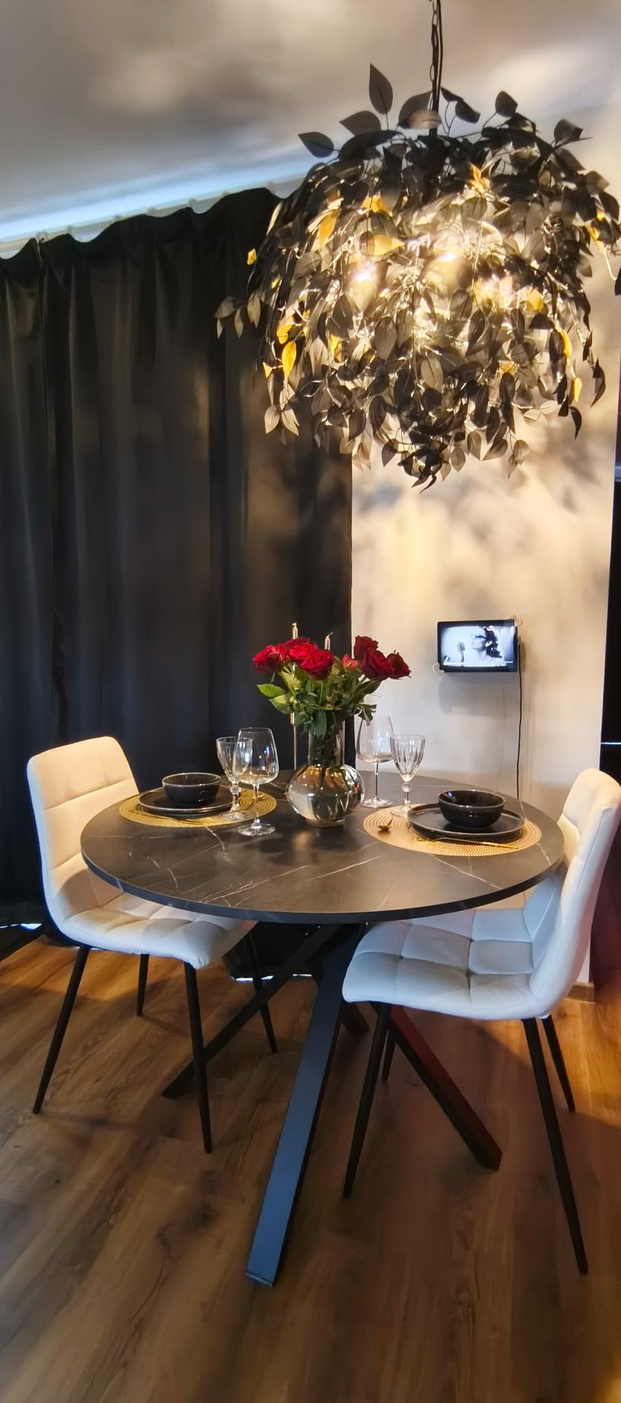 Galerii - Red Room puhkemaja söögituba