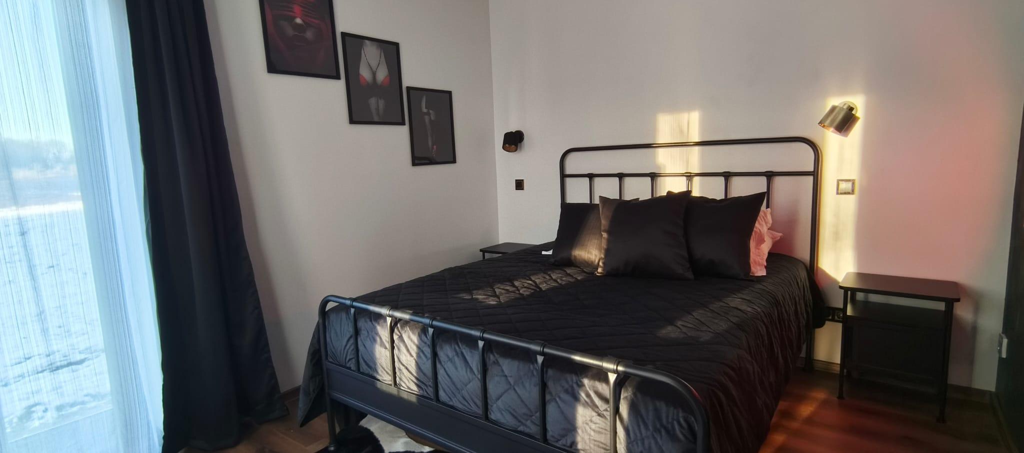 Galerii - Red Room bedroom in daylight