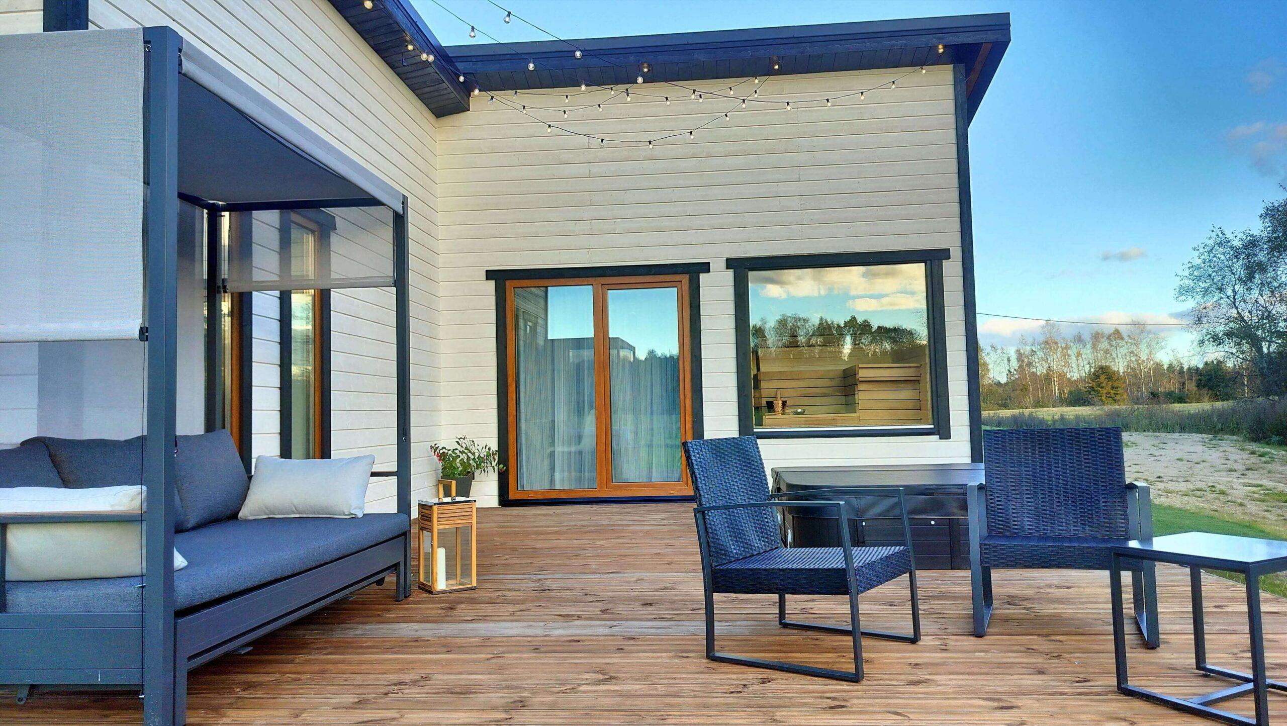 Red Room terrass vaade maja poole