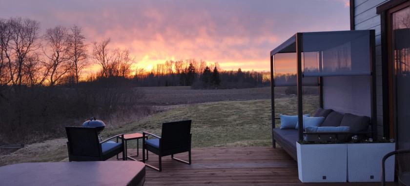 red room puhkemaja päikeseloojang terrassil