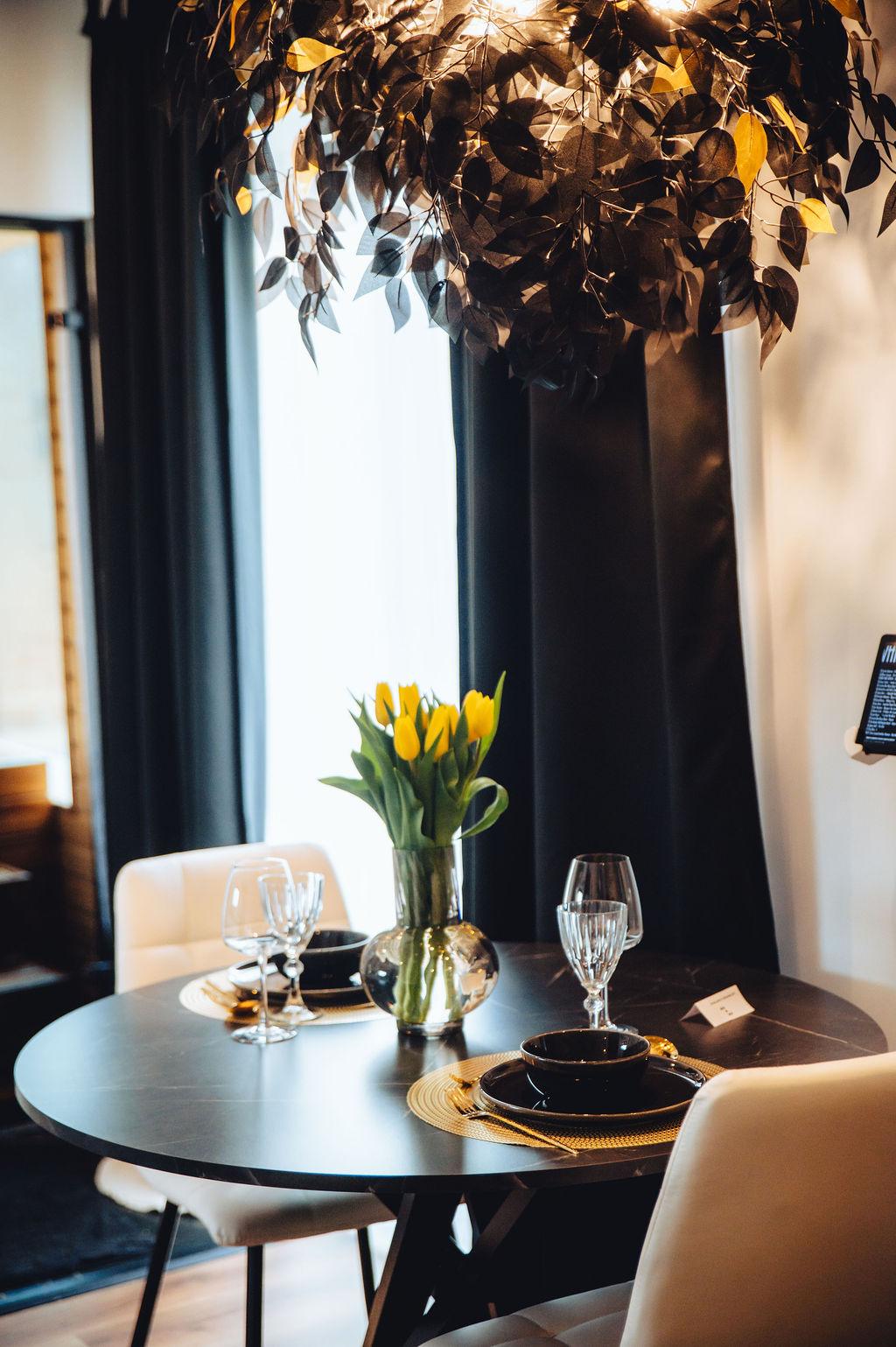 red room dining